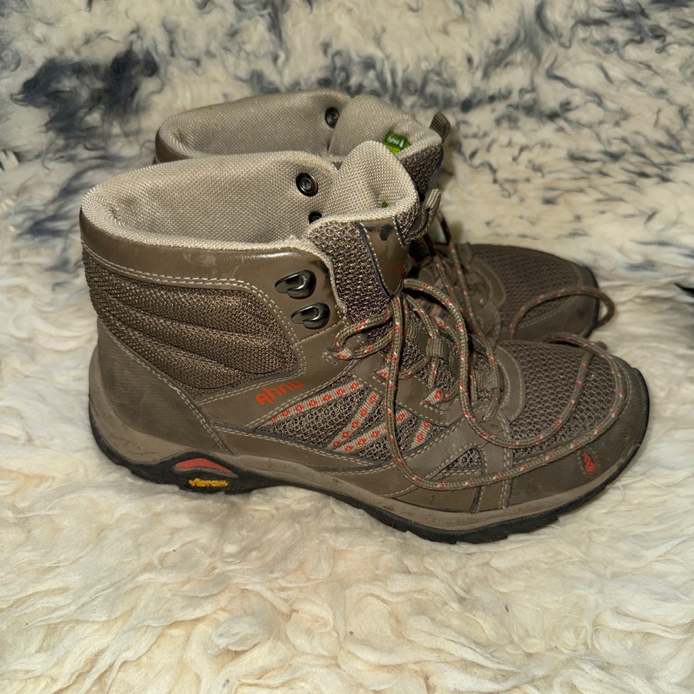 Women's hiking  boots Ahnu size 8.5